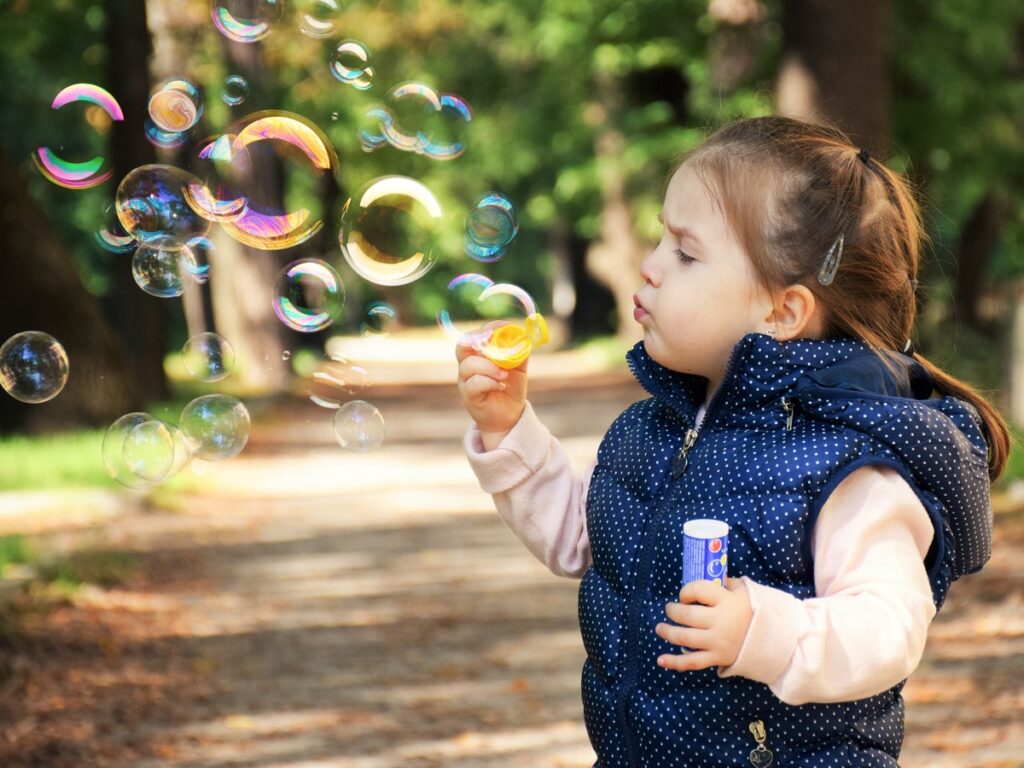 Vêtements pour enfants : Comment choisir des pièces tendance qui résistent au temps ?